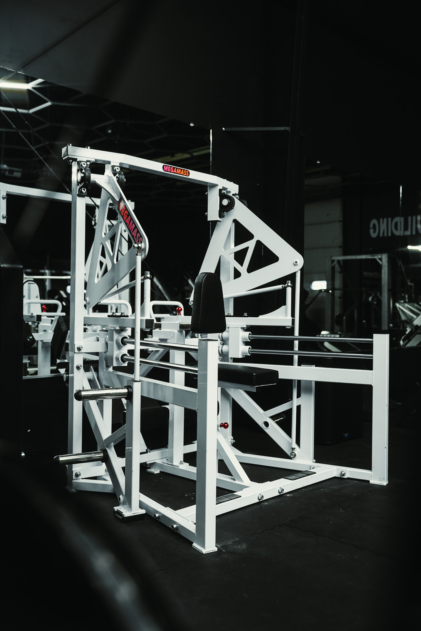 Megamass plate-loaded machine